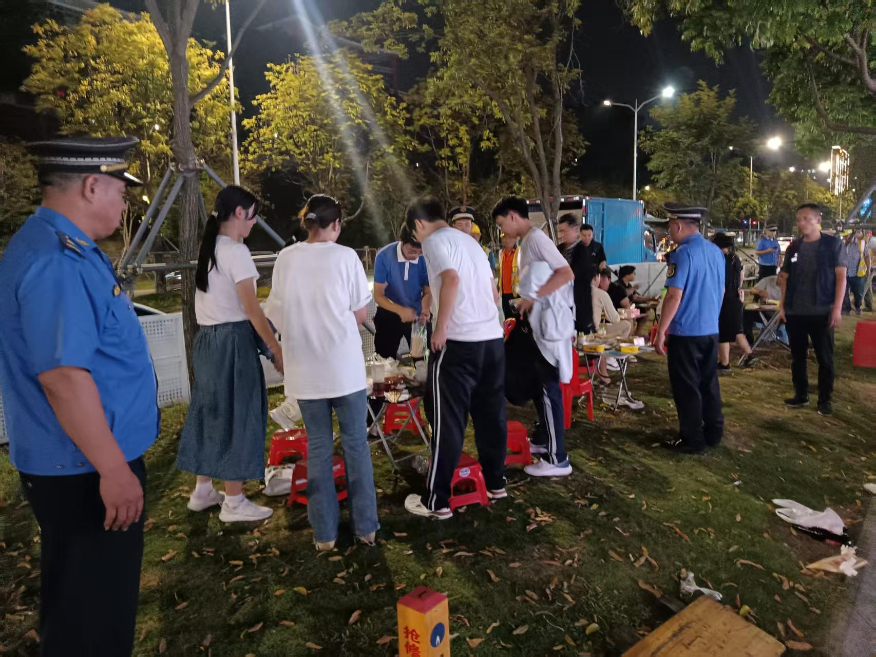 AI天眼24小时盯紧夜市乱象！西乡街道连夜整治占道摊，告别油烟拥堵