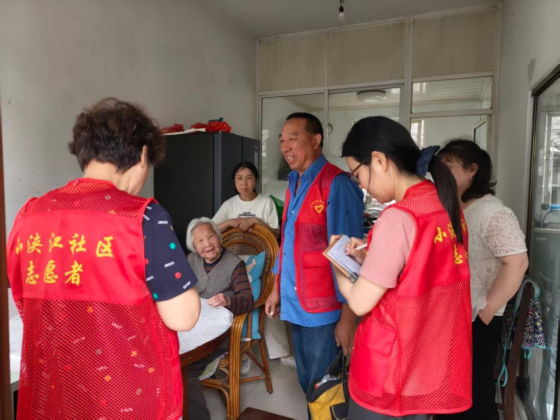 “小浃江&middot;银龄守望”队上门走访高龄老人