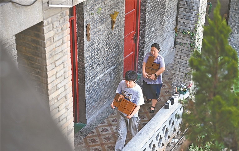 将瓷画成品打包发货。