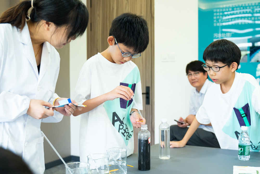 探秘污水变清流!“姚趣自然”亲子实践营走进小曹娥污水厂开启环保之旅