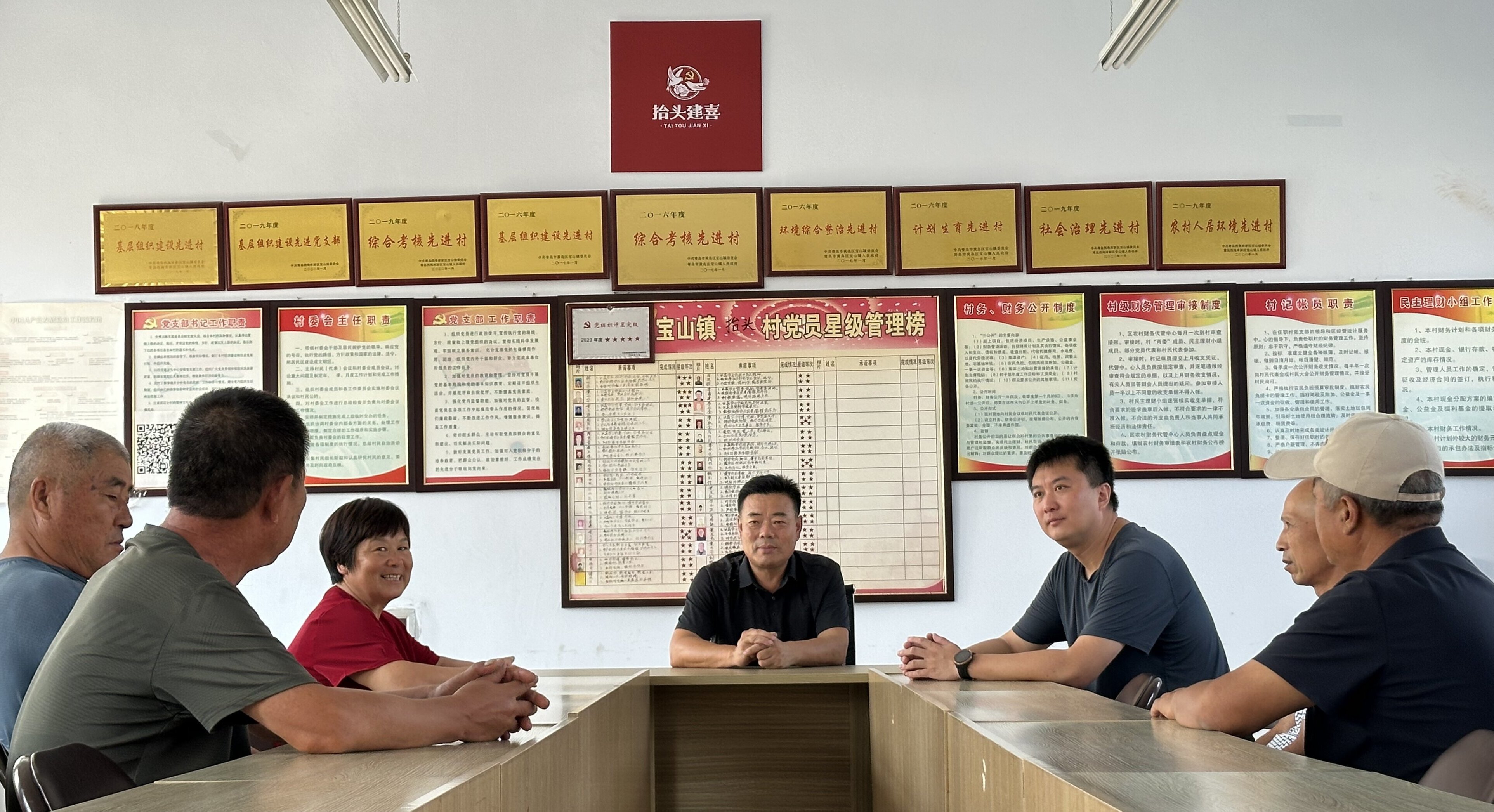 青岛乡里乡亲丨文明乡风好人好事 雨润红枫恳谈室:拉个家常解疙瘩,98件烦心事消在炕头边