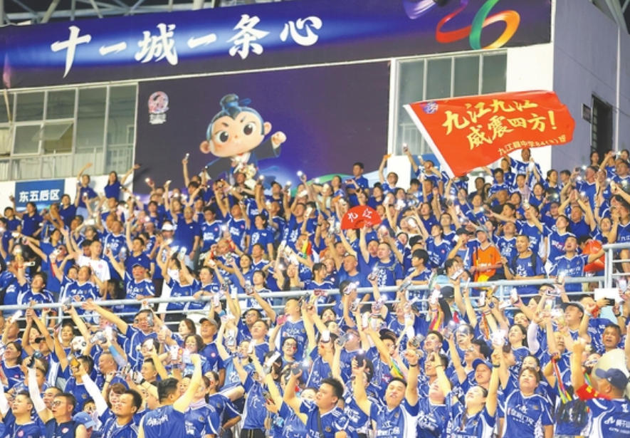 8月8日晚，鹰潭市体育中心体育场内，1200名九江球迷坐满看台，全程呐喊助威。 （九江日报记者刘家摄）