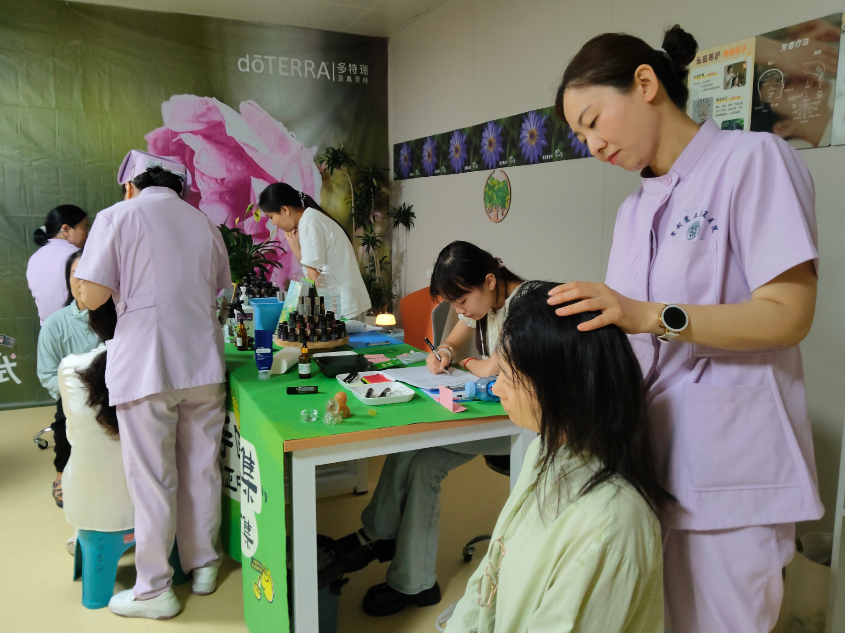 错峰服务、耳穴压贴、芳香疗愈、传统技艺、药膳品鉴……登封嵩正中医小市集成为惠民康养体验新平台