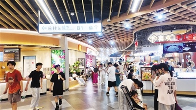 市民在商场B1层消费