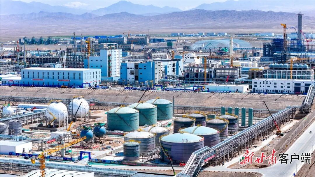 位于玉门市老市区化工园区的甘肃巨化高性能硅氟新材料一体化项目建设现场　玉门市融媒体中心供图