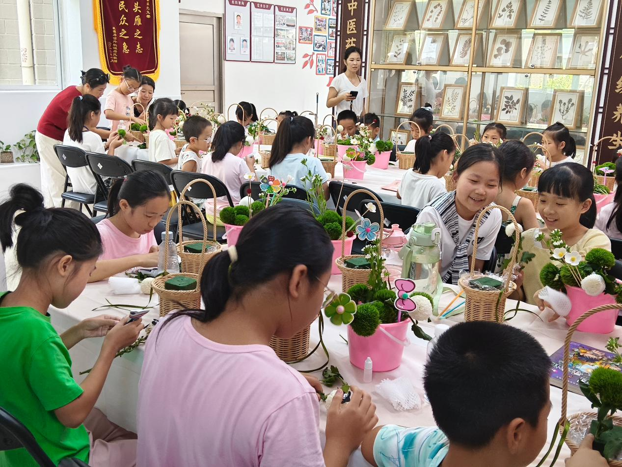亲近自然趣动手！桃源社区开展“奇妙大自然”毛球花篮奇遇记生态课堂