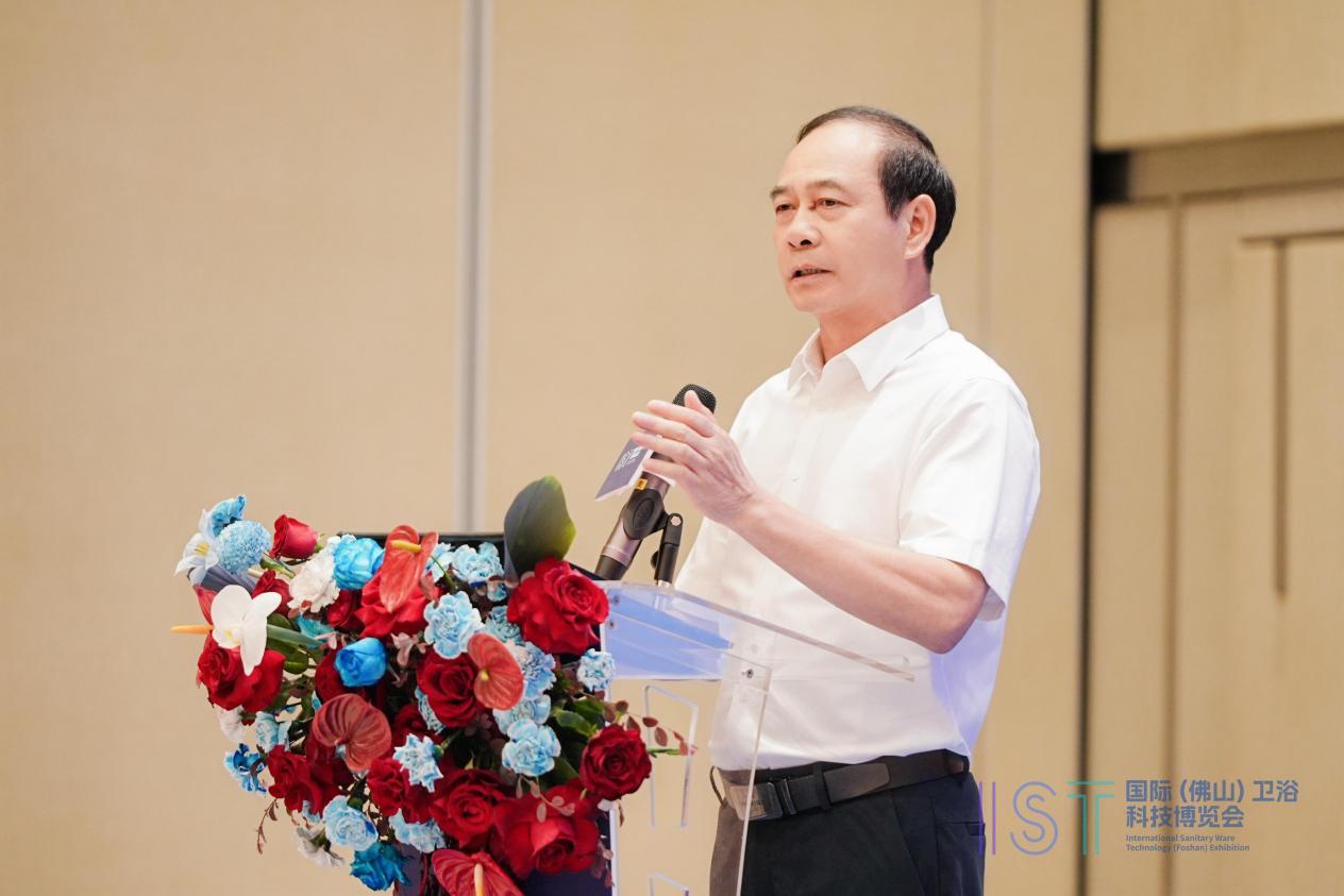 图：开平市水口水暖卫浴行业协会会长、华艺卫浴董事长冯松展