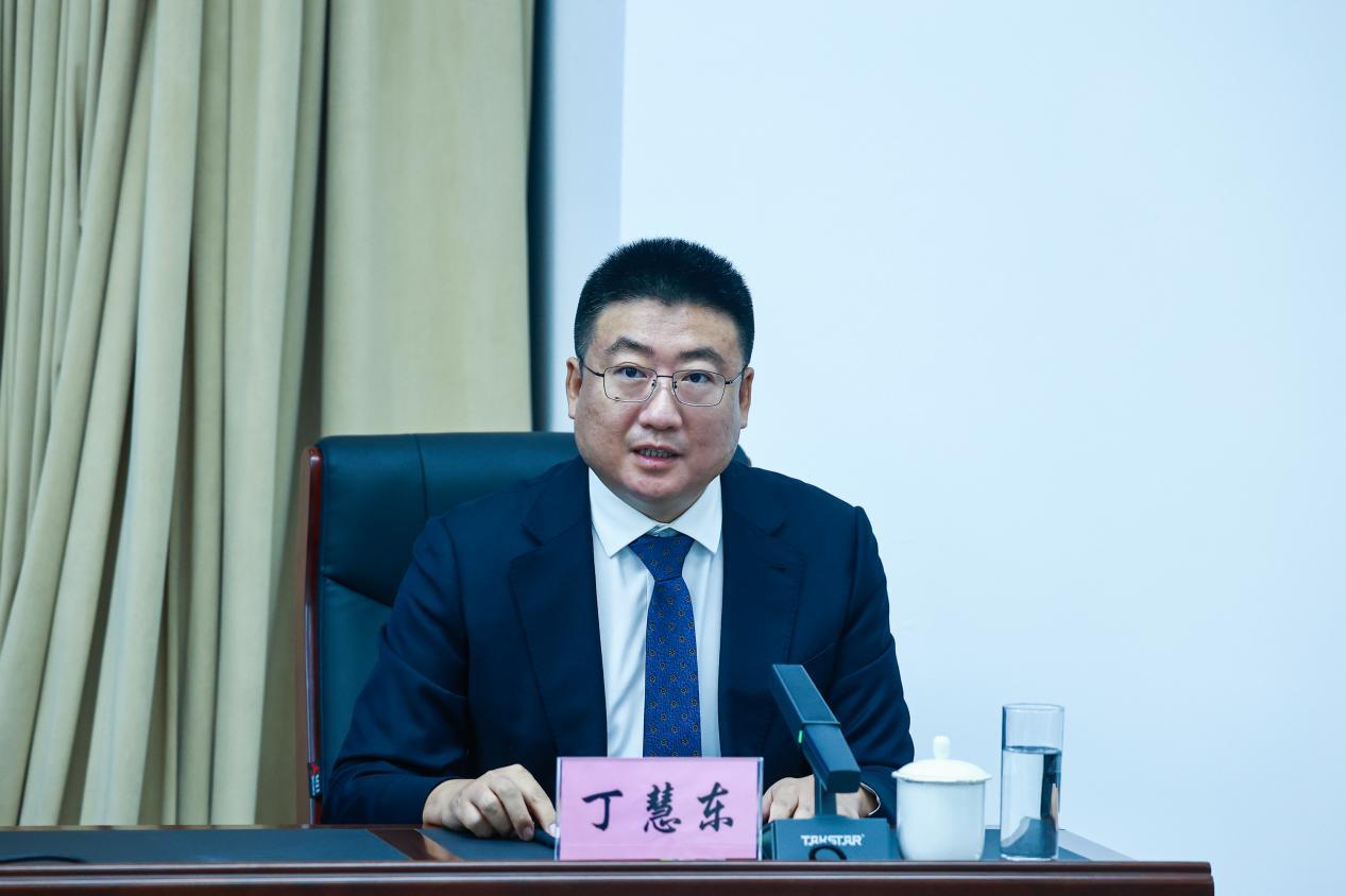 长春市南关区代区长,长春净月高新技术产业开发区管委会主任,电影节执委会副主任丁慧东介绍情况。