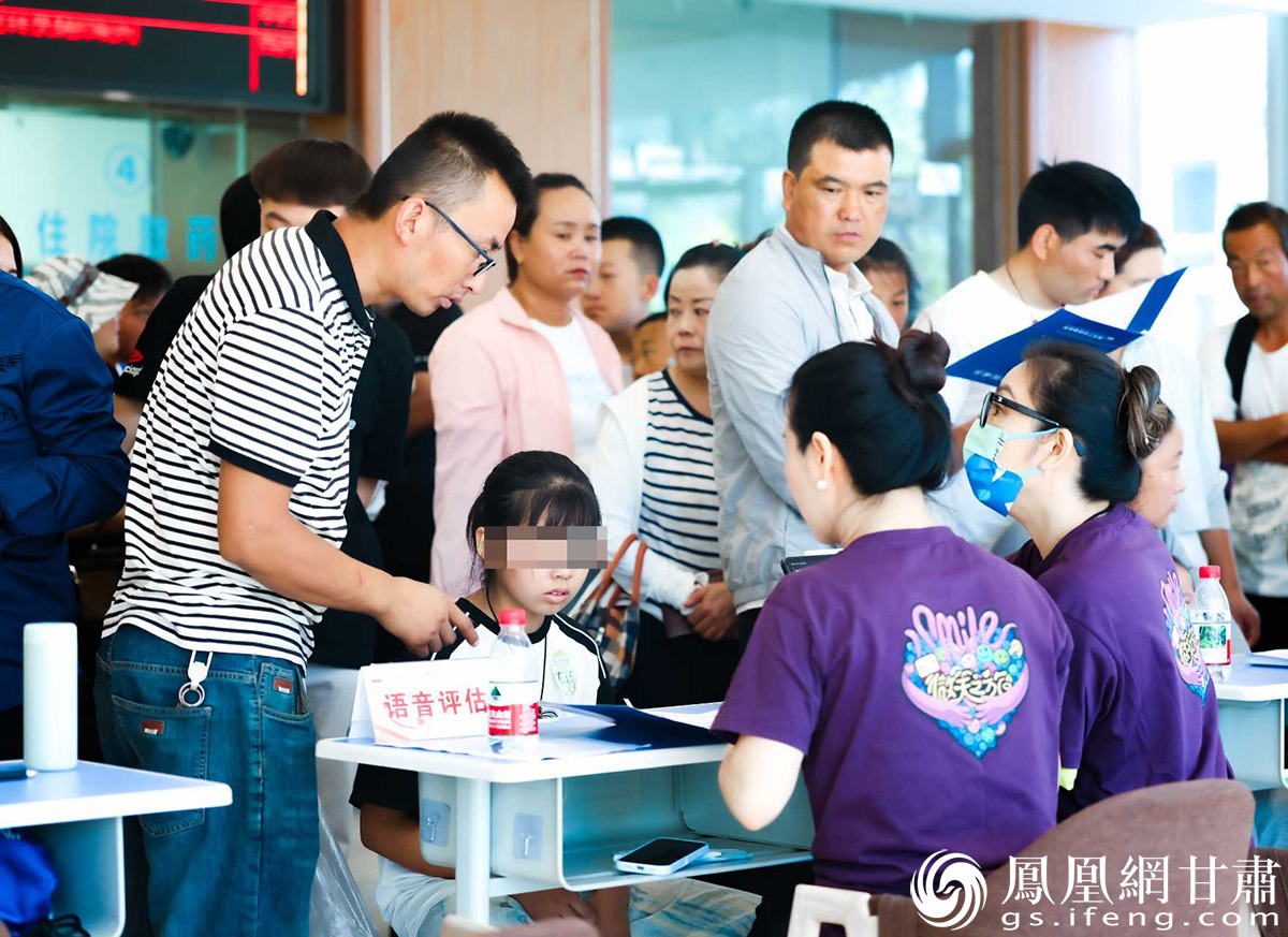 “母亲微笑行动”志愿者对患儿病情进行全面评估