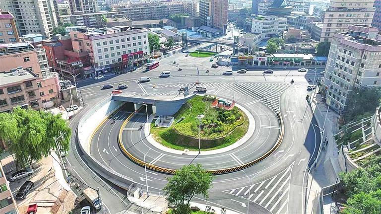 兰州市优化七里河区五星坪道口过街设施布局，方便居民出行。