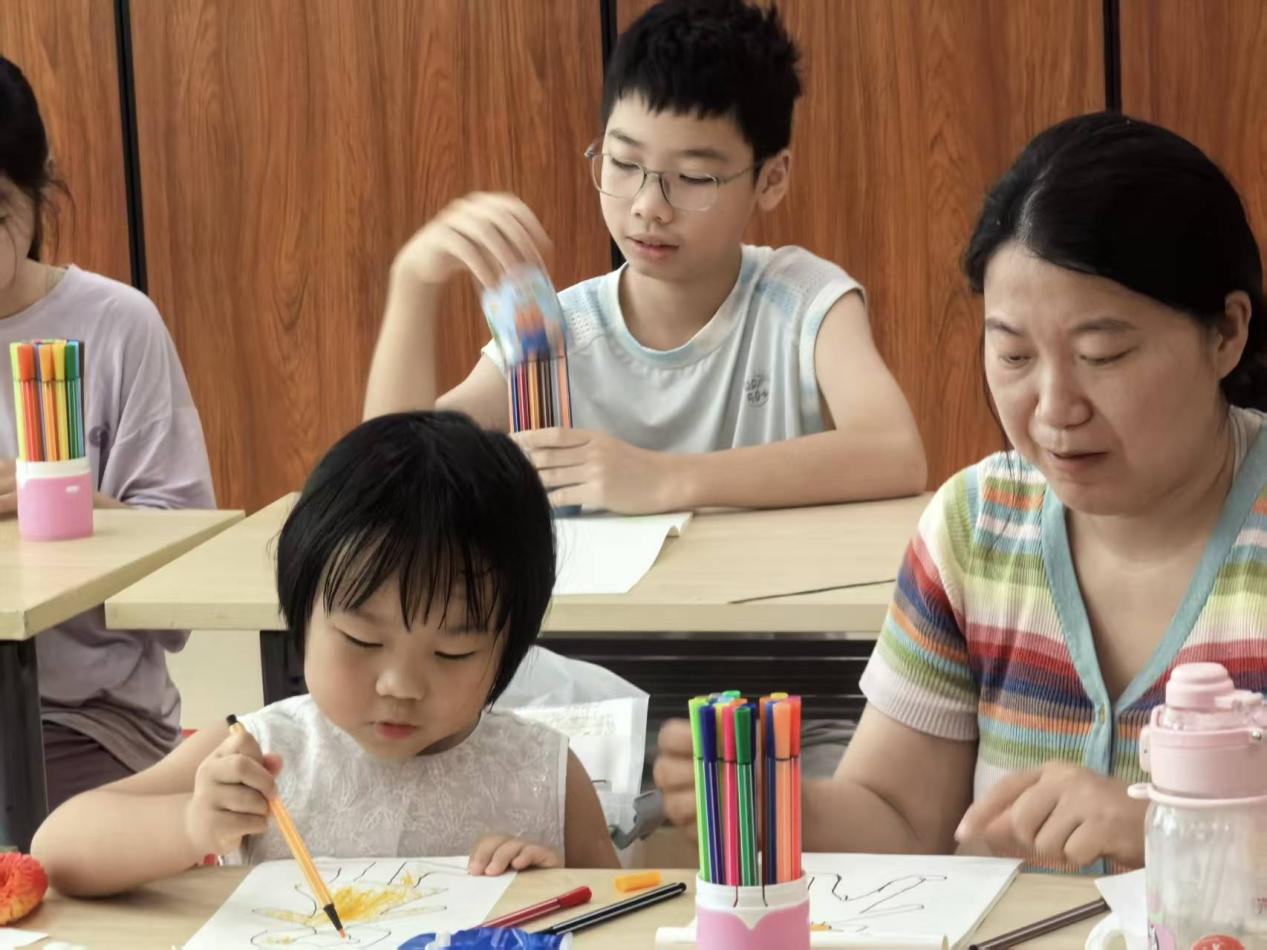 读懂孩子色彩里的秘密 西乡街道庄边社区用绘画打开亲子沟通新方式