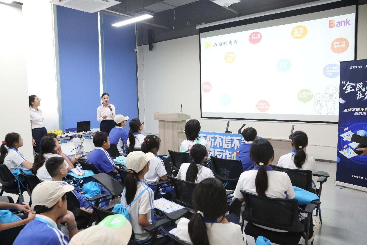 4、青少年与特邀教官积极互动
