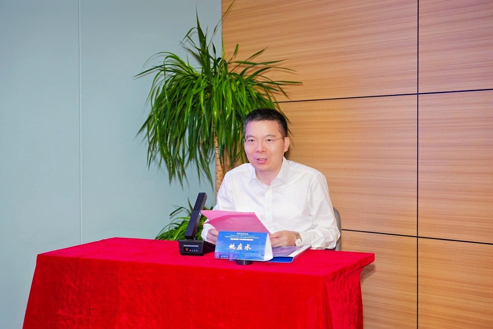 皖南医科大学校长姚应水主持论坛