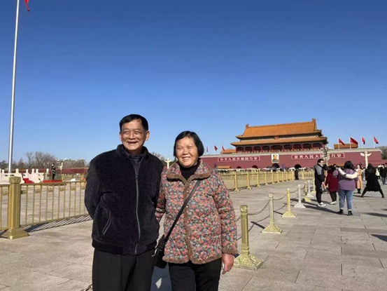 爷爷奶奶在天安门广场留影