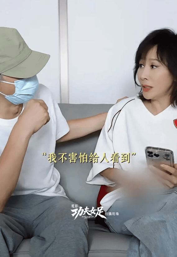 据悉,刘嘉玲与周星驰从1988年初识至今已经38年了。平时比较内向的周星驰在老友刘嘉玲面前又变成了曾经那个活泼好动的星仔了。