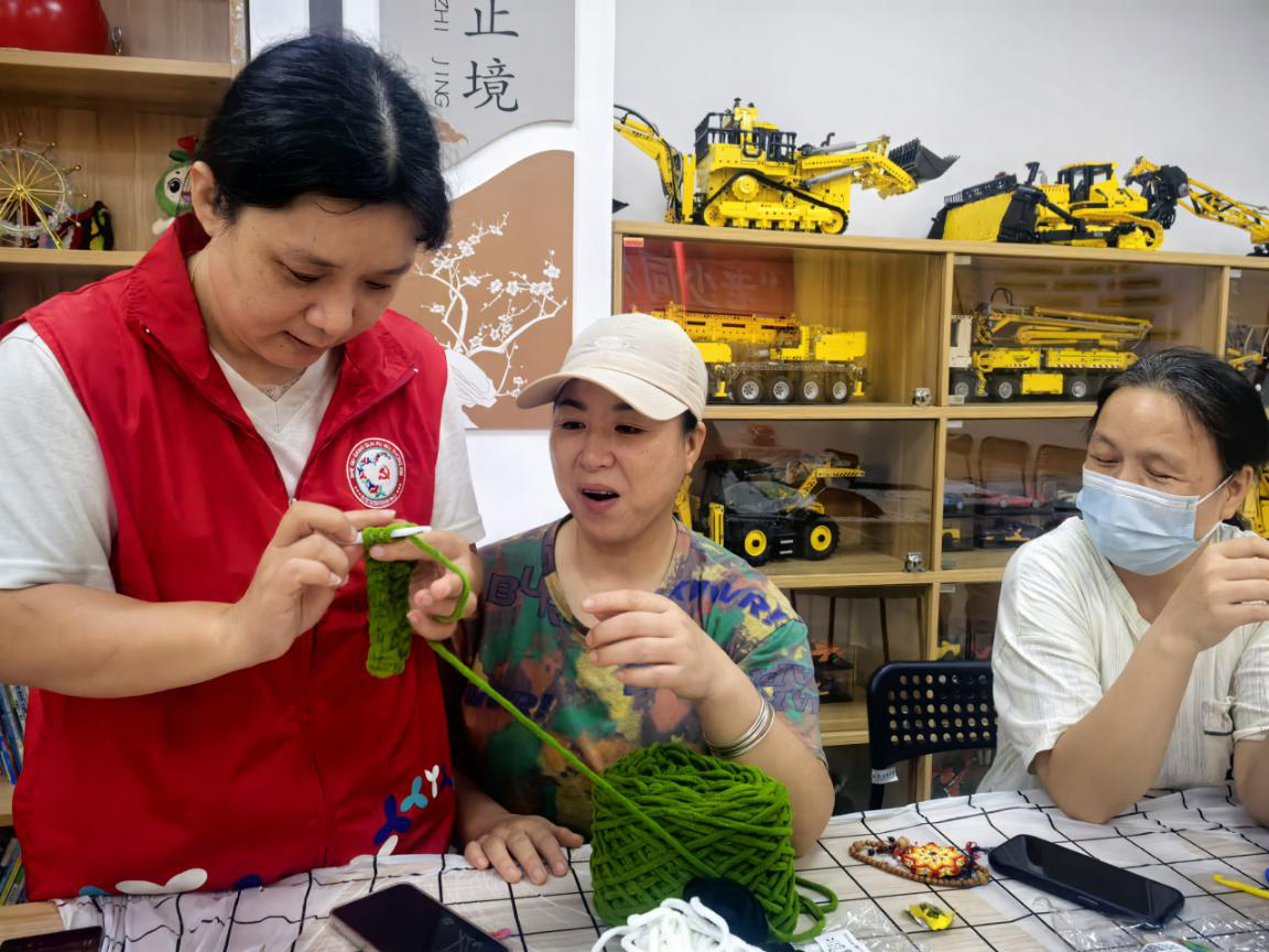 巧织暖心袋,指尖悦时光 —— 西乡街道河东社区长者赋能手工活动