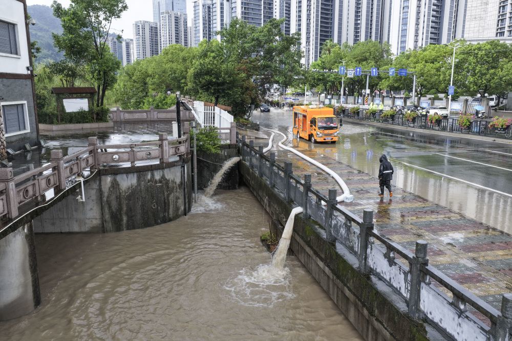 台风“白海豚”致强降雨 多地积极应对