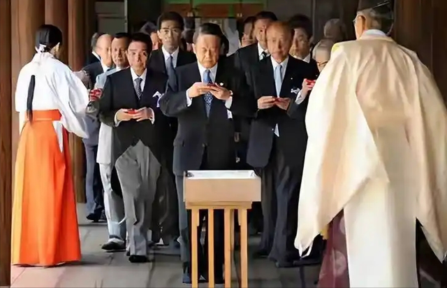 别被假象骗了！日本大师高喊“败坏靖国神社”，一份民调揭开真相