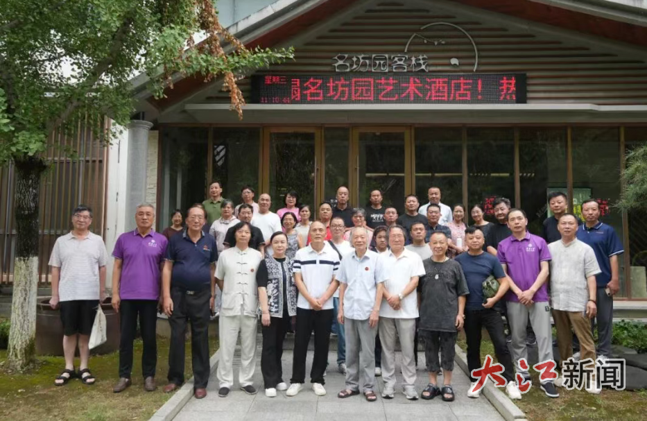 合影现场(邵文艳 供图)
