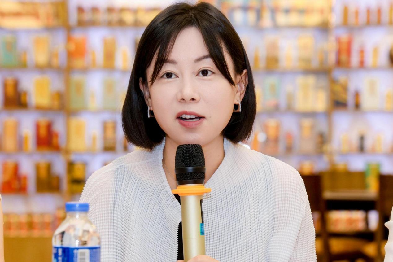 图 | 贵旅集团旅服公司党支部书记、董事黄訾主持活动