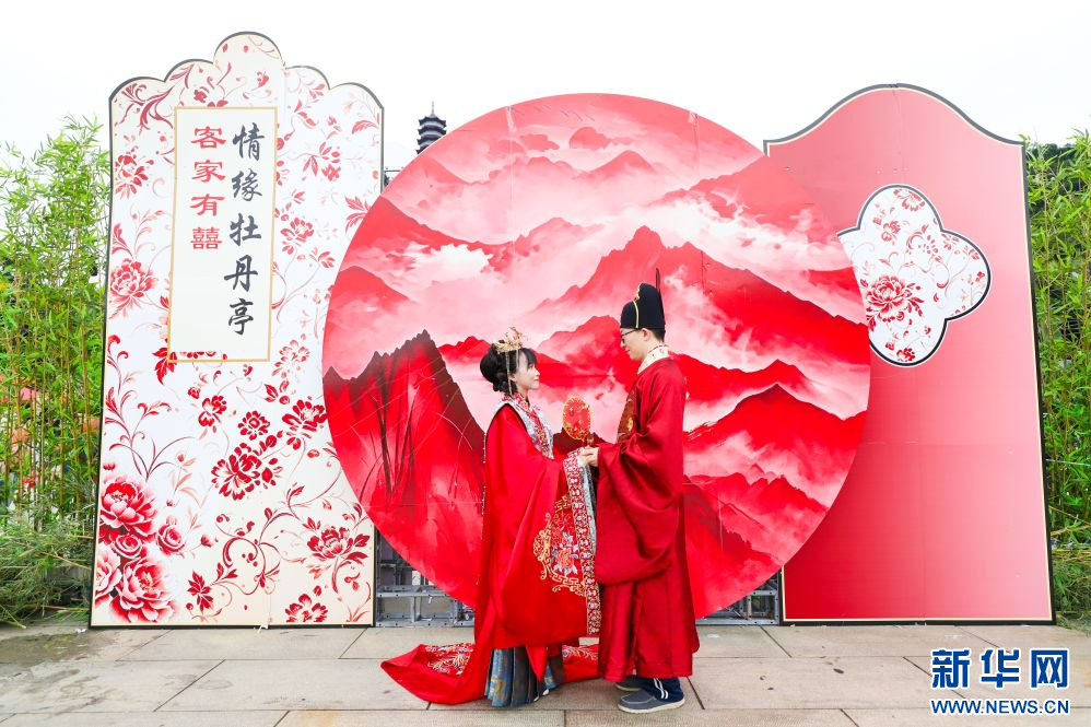 赣州市客家集体婚礼活动现场。新华网发 叶功富 摄