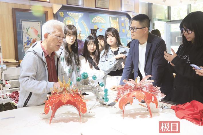 肖巍(右二)带着学生走访盔头制作技艺传承人 通讯员供图