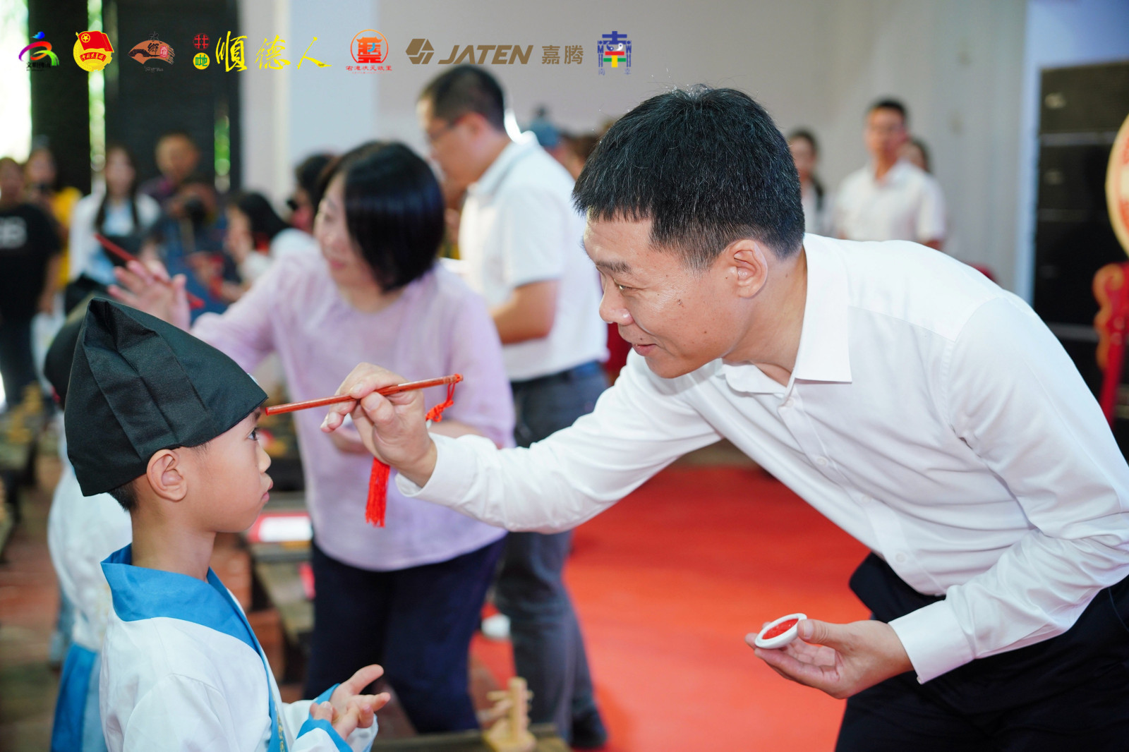 为顺德西南片区的孩子们点朱砂。南幸文创供图