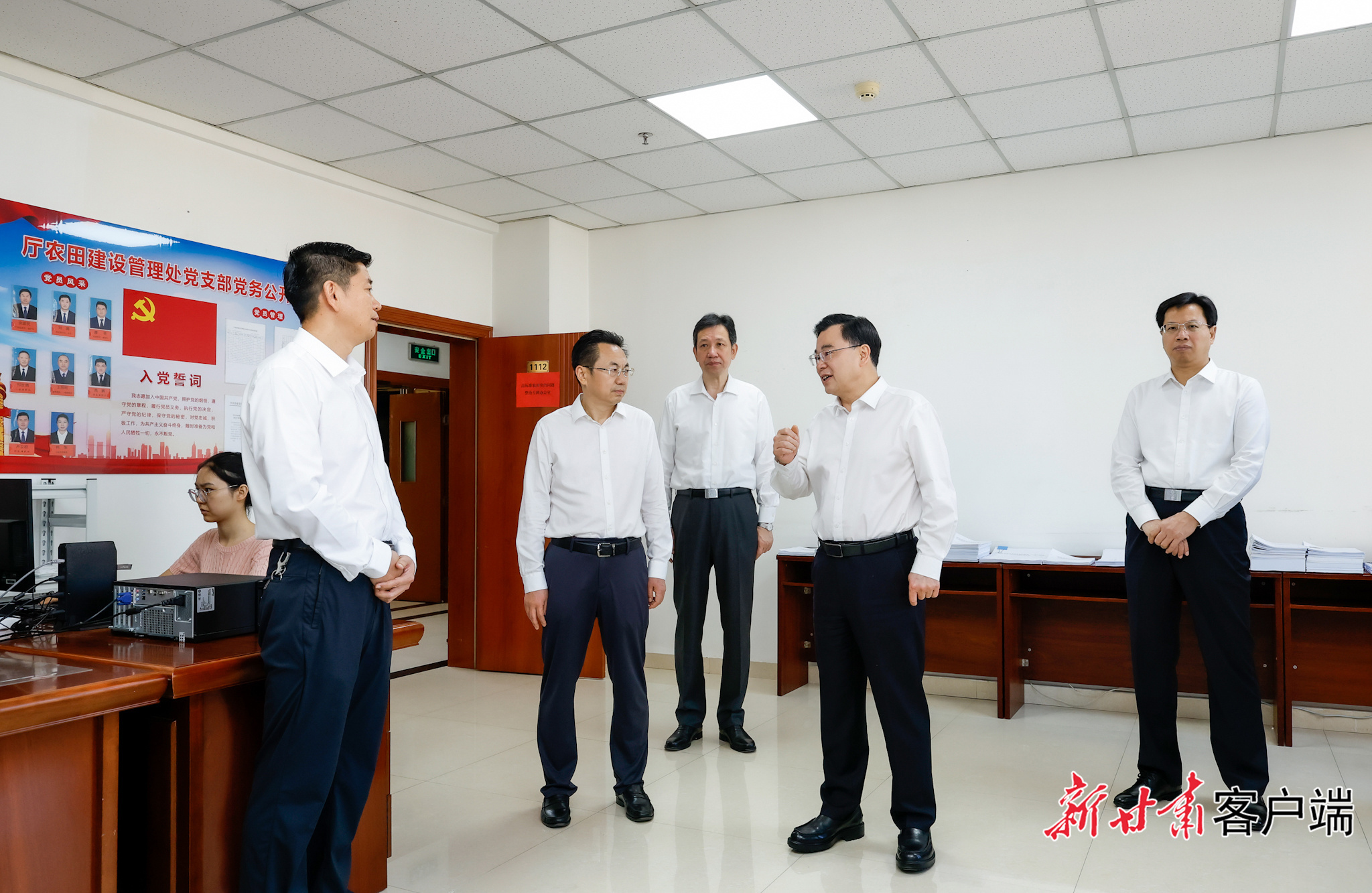 8月12日，省委书记、省人大常委会主任胡昌升在经济决策类部门调研督导群众身边不正之风和腐败问题集中整治、制度治权和依规用权、主动创廉工作。新甘肃&middot;甘肃日报记者　孟捷