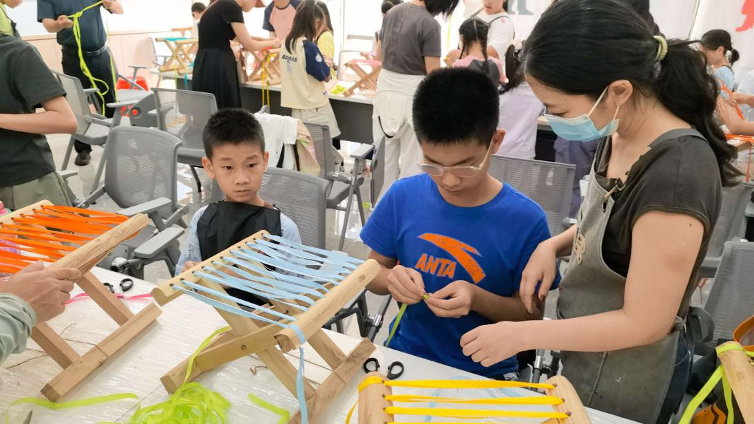 西乡街道劳动社区开展“匠心巧手”活动