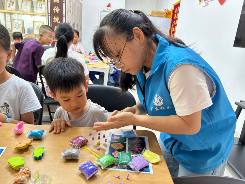 指尖捏童趣 创意造美好  --桃源社区开展儿童青少年黏土DIY活动