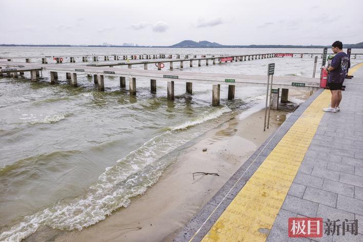 东湖凌波门栈桥临时关闭 楚天都市报极目新闻记者黄士峰摄