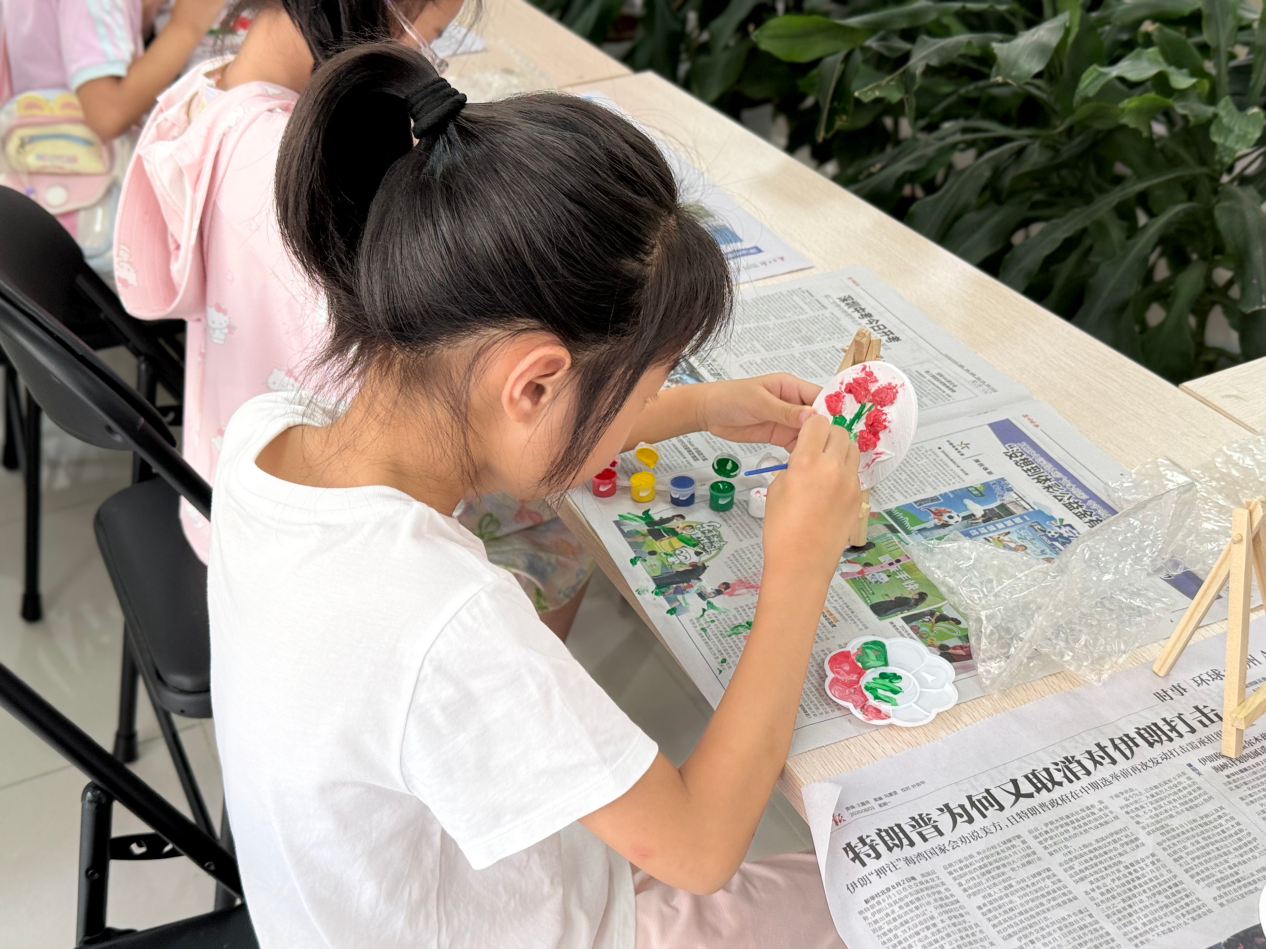“浮雕溢彩，时光印记” ——桃源社区开展彩绘浮雕画手工活动