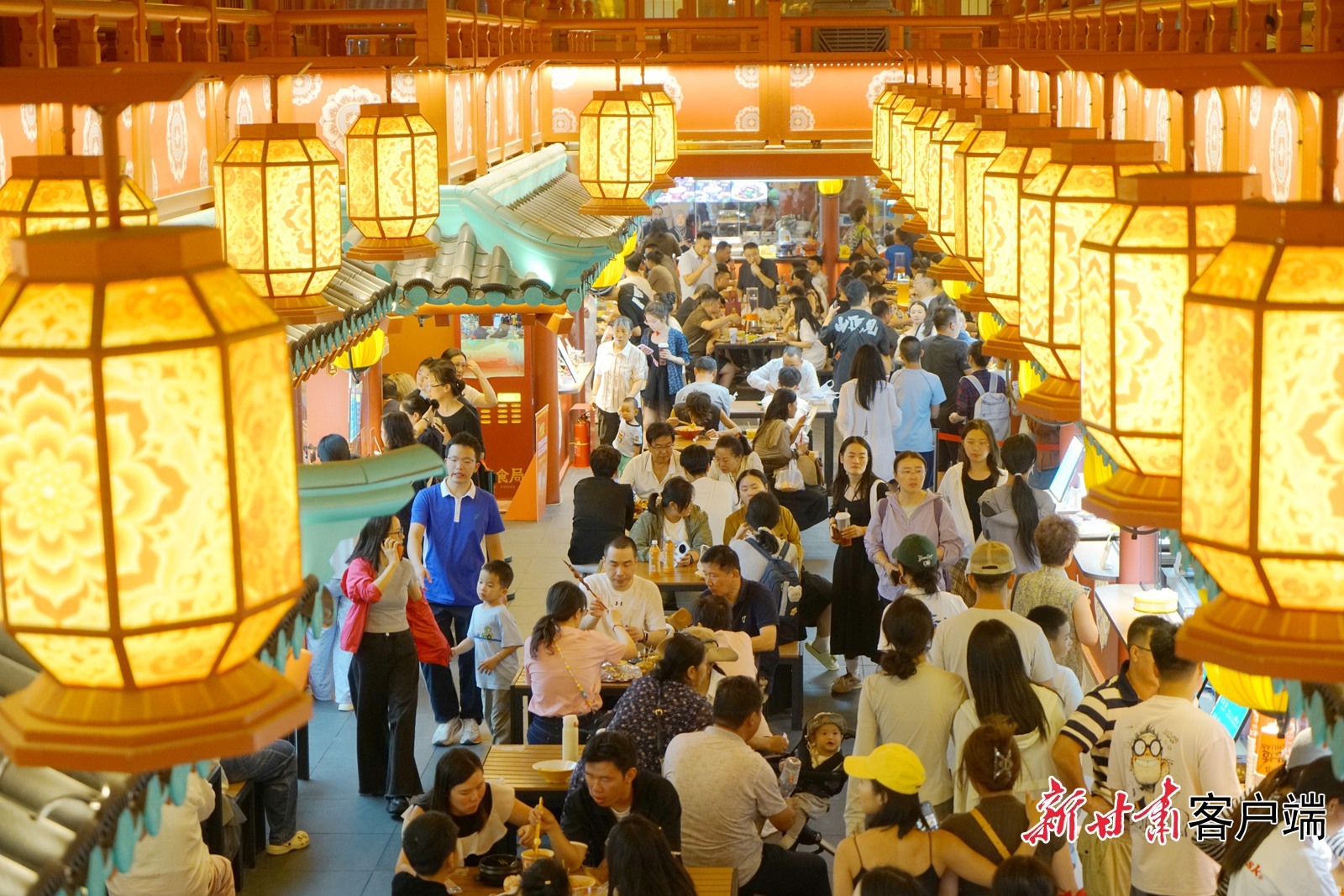 敦煌夜市人气旺盛 本文图片均由新甘肃·甘肃日报记者董文龙摄