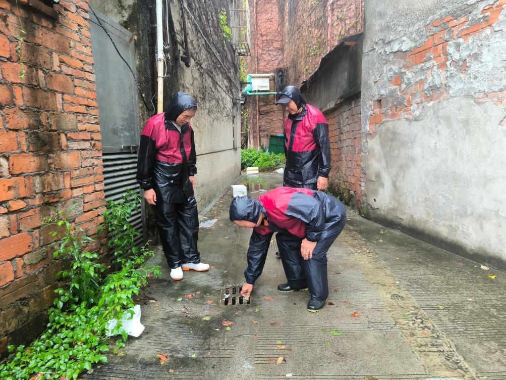 “金葵花”应急救援队正在清理雨水井