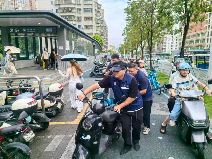 流塘社区规范清理乱停非机动车逾2000辆