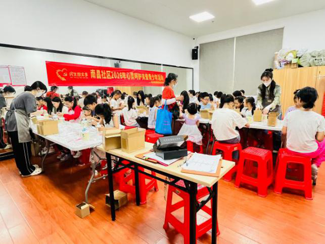 西乡街道南昌社区开展裱花马克杯DIY手工活动