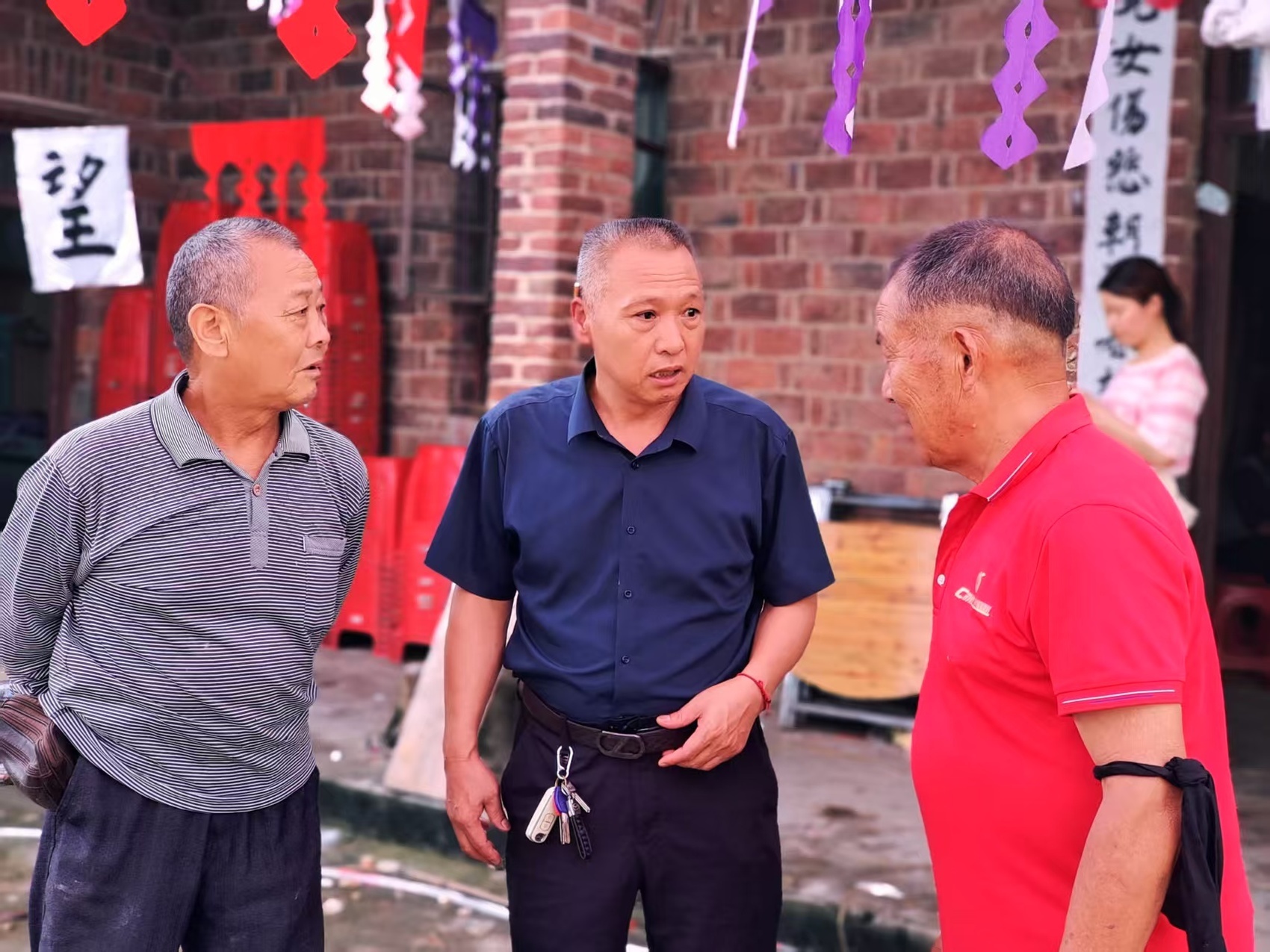 洞口县高沙镇温塘村“三人主事小组”在事主家参与丧事简办。