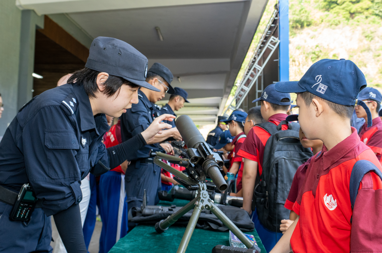 特警战力赢喝彩 少警热情燃警营 深圳公安举办2026年常态化警营开放日特警支队专场活动