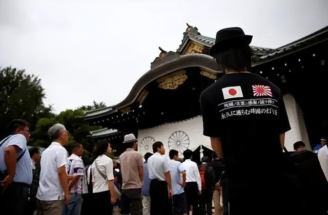 别被假象骗了！日本大师高喊“败坏靖国神社”，一份民调揭开真相