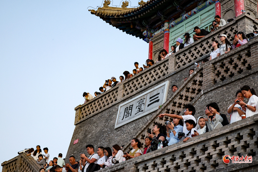 8月6日,游客在兰州市城关区兰山公园三台阁拍摄观赏日落。