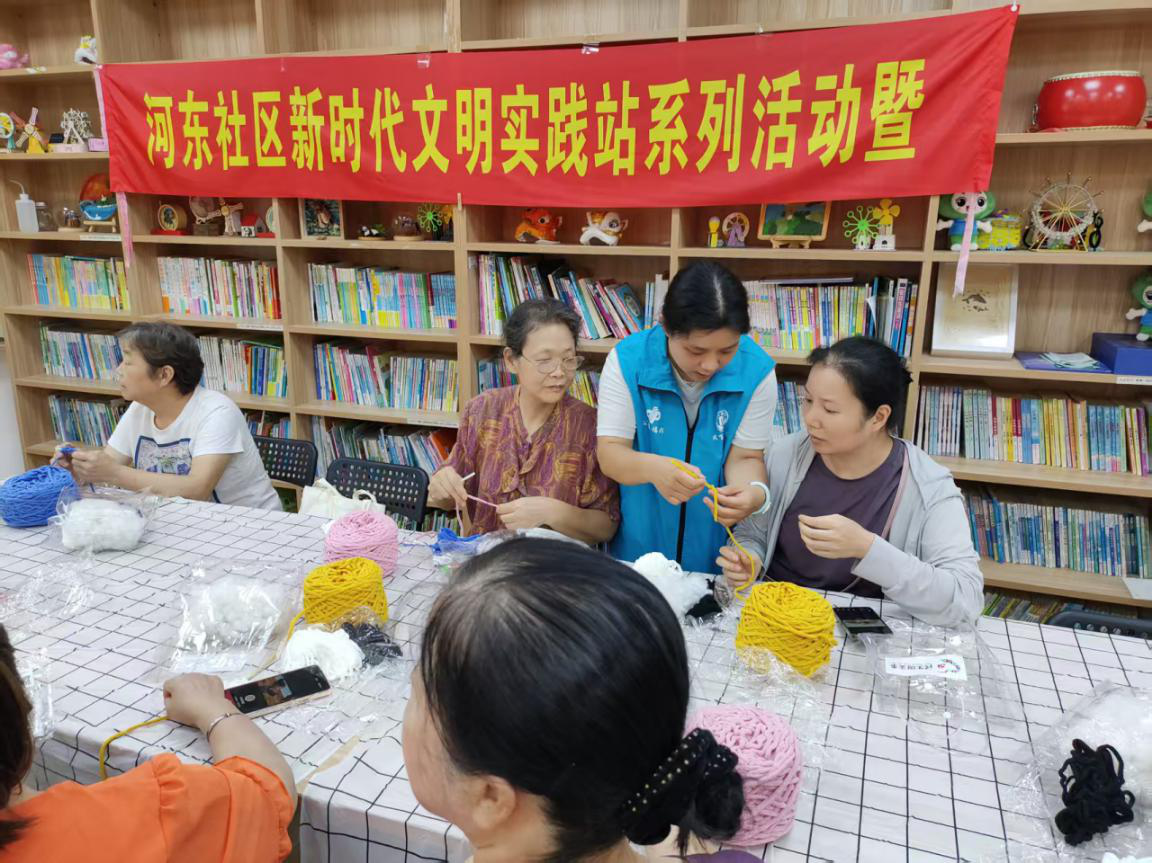 巧织暖心袋,指尖悦时光 —— 西乡街道河东社区长者赋能手工活动