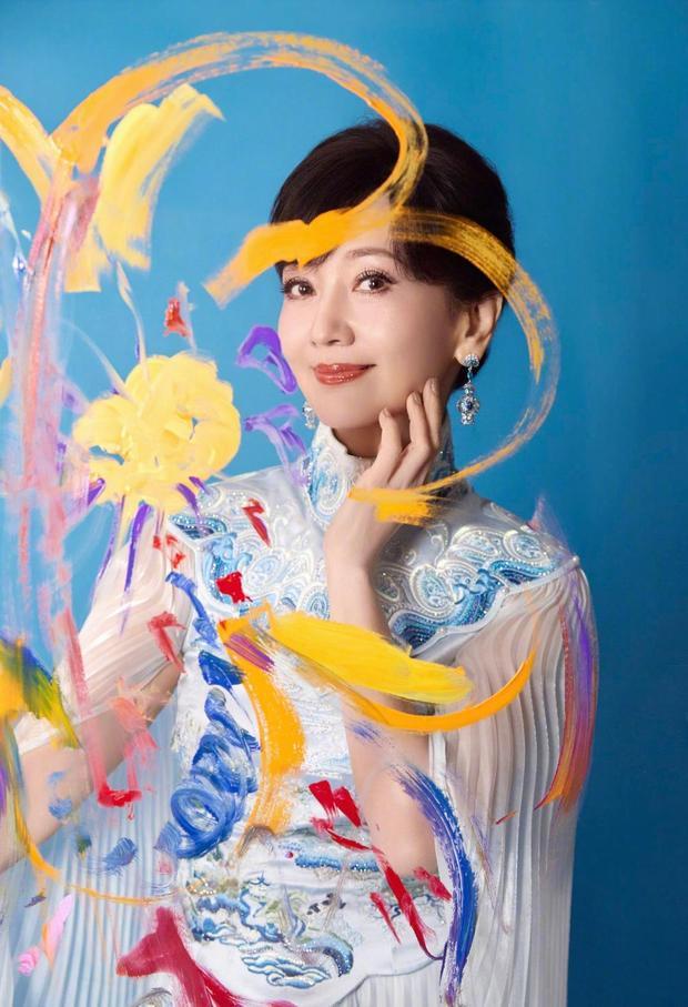 赵雅芝柔美温婉。