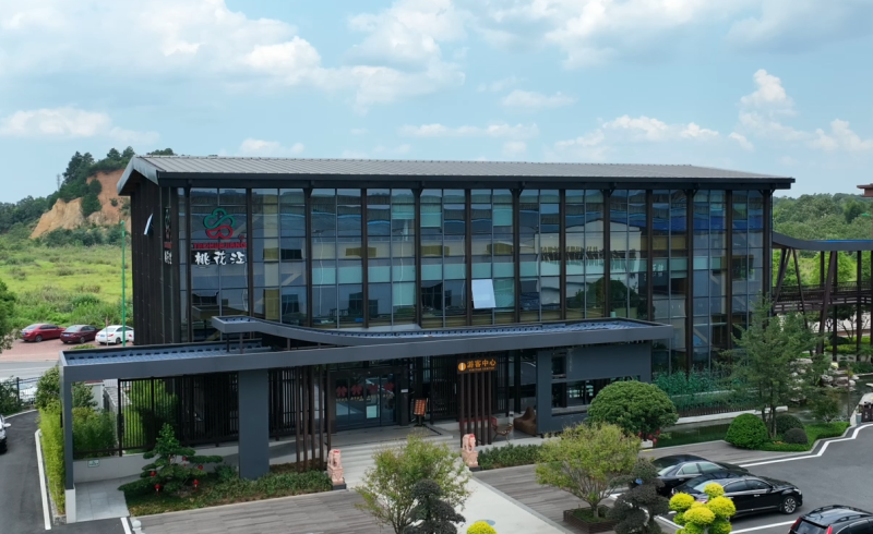 ▲桃江当地龙头企业建造的全竹结构科研实验示范楼,直观展现了竹材替代塑料、木材、钢材的潜力。(莫斌/摄)