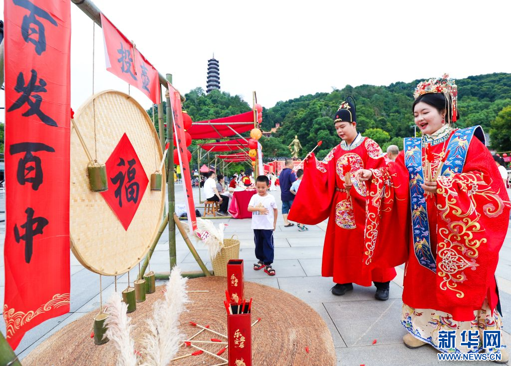 赣州市客家集体婚礼活动现场。新华网发 彭青芸 摄