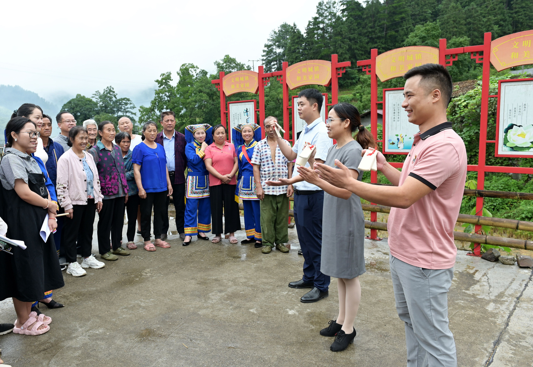 洞口县罗溪瑶族乡通过快板形式向群众宣讲移风易俗。