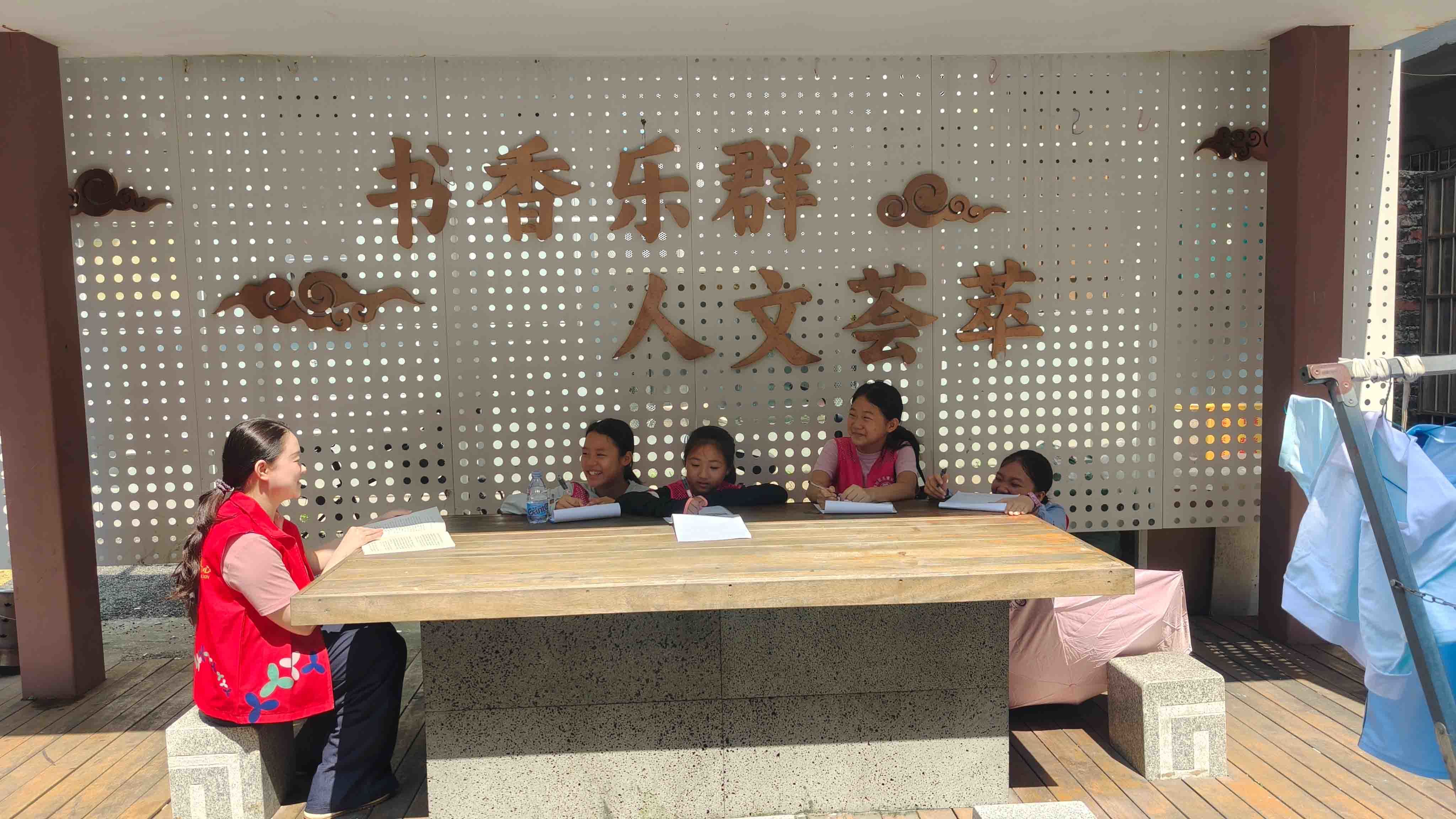 西乡街道乐群社区开展青少年的“别样思政课”