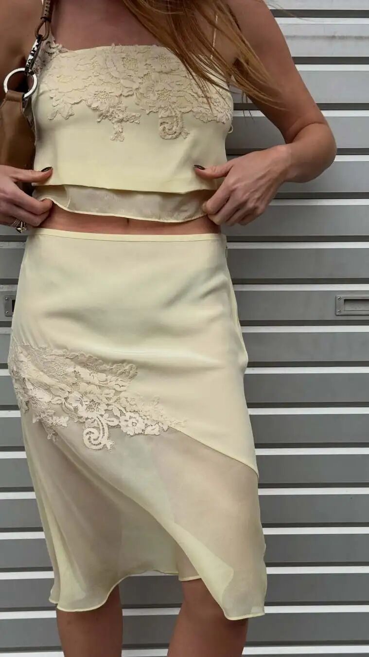 为什么时髦女孩都爱细吊带？