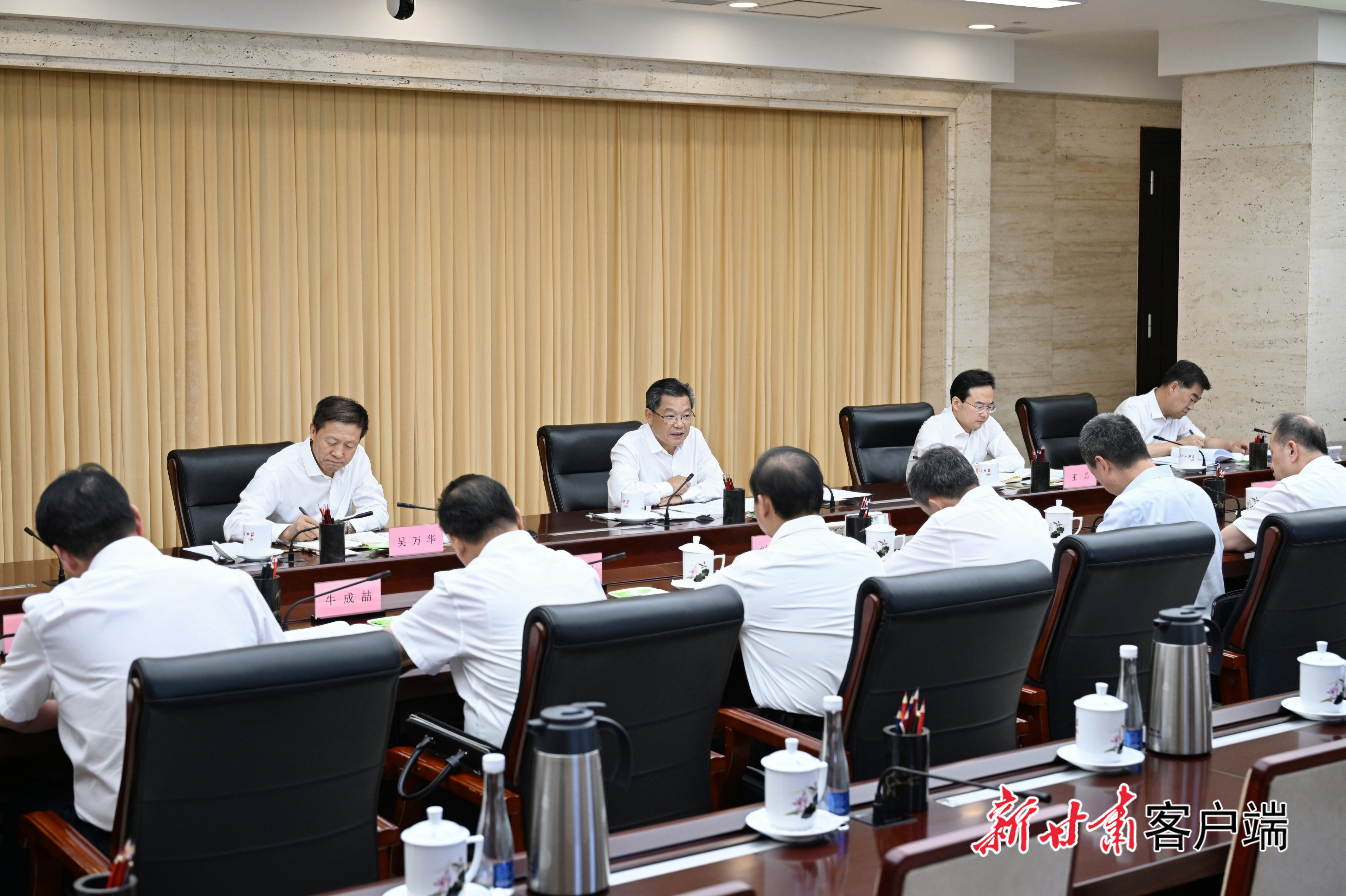 8月12日，省委副书记、省长任振鹤主持召开省长办公会议。新甘肃&middot;甘肃日报记者　盛学卿