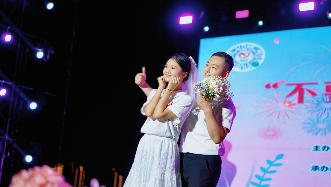 江西上栗：“花炮+文旅”点亮夜经济 集体婚礼倡树新风尚