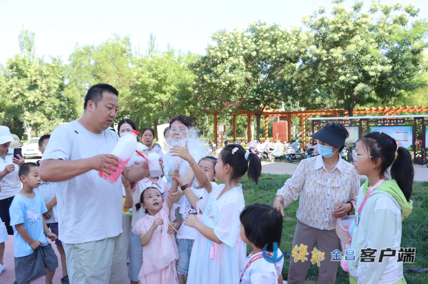 △老师为孩子讲解科普知识